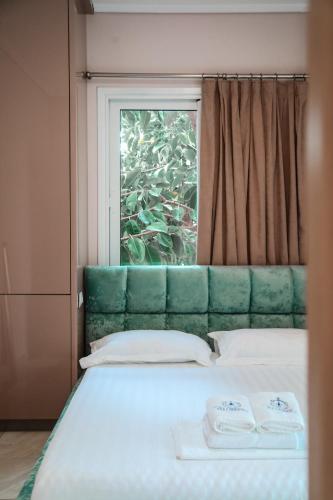 Una cama o camas en una habitación de Vila e Bardhe Butique Hotel