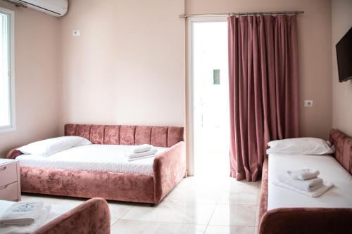 Una cama o camas en una habitación de Vila e Bardhe Butique Hotel