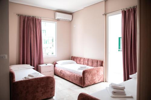 Una cama o camas en una habitación de Vila e Bardhe Butique Hotel