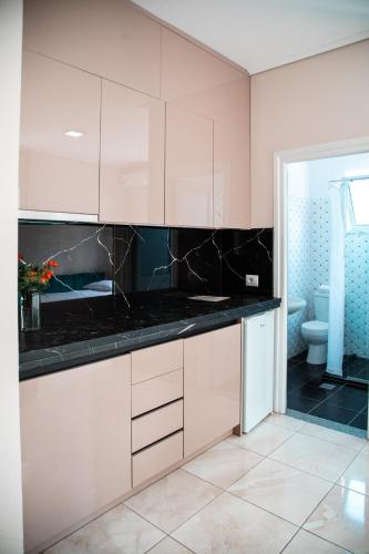 Una cocina o cocineta en Vila e Bardhe Butique Hotel