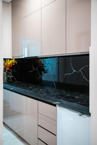 Una cocina o cocineta en Vila e Bardhe Butique Hotel