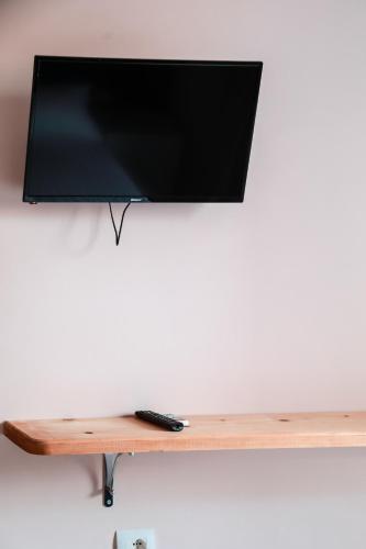 Una televisión o centro de entretenimiento en Vila e Bardhe Butique Hotel