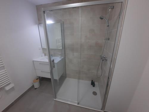 une salle de bain avec douche et lavabo dans l'établissement Appartement neuf et climatisé, 4 personnes, à 150m de la plage, à Vias