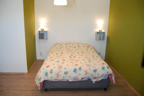 ボーレンにあるGîte de la Fontaineの壁に照明が2つあるドミトリールームのベッド1台分です。