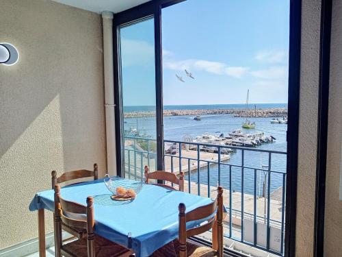 une salle à manger avec une table et une vue sur l'océan dans l'établissement Studio Vue magique pleine mer, port, cap Béar, Racou, Climatisé, à Argelès-sur-Mer