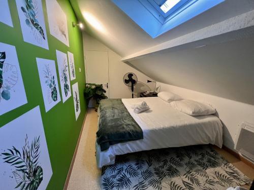 une chambre avec un lit et une lucarne dans l'établissement Le Jungle - Rivière - 4 Pers - Rêve au Mans, au Mans