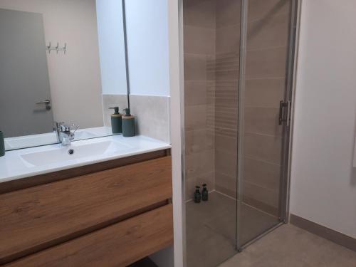 une salle de bain avec un lavabo et une douche dans l'établissement Appartement neuf et climatisé, 6 personnes, avec piscine, à Sérignan