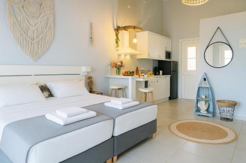 una camera da letto con un letto grande e una cucina di Boho Sisi Resort - Poolside Oasis & Garden Vibes ad Ágios Nikólaos