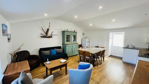 un salon avec un canapé et une table dans l'établissement Maison du petit moulin, à Soullans