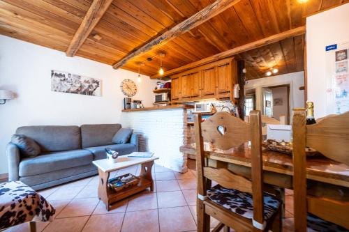 un salon avec un canapé et une table dans l'établissement Appartement cosy au pied des pistes, à La Salle Les Alpes