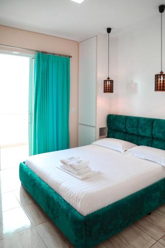 Una cama o camas en una habitación de Vila e Bardhe Butique Hotel