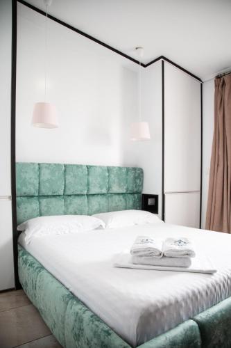 Una cama o camas en una habitación de Vila e Bardhe Butique Hotel
