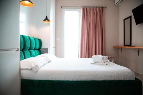 Una cama o camas en una habitación de Vila e Bardhe Butique Hotel