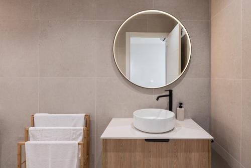 a bathroom with a sink and a mirror at Loft América 41 A in Melide