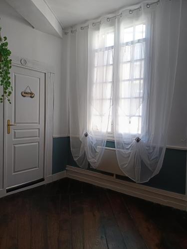 Postel nebo postele na pokoji v ubytování Le Liberté appartement privatif