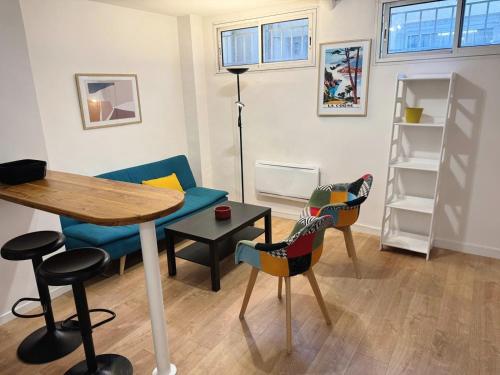 un salon avec une table et des chaises dans l'établissement Appartement tout équipé à coté de la Timone Marseille, à Marseille