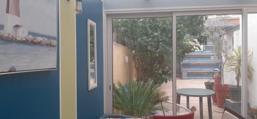 a room with a sliding glass door with a patio at Jardin de plantes centre-ville résidential Botanical garden residential down-town in Le Mans