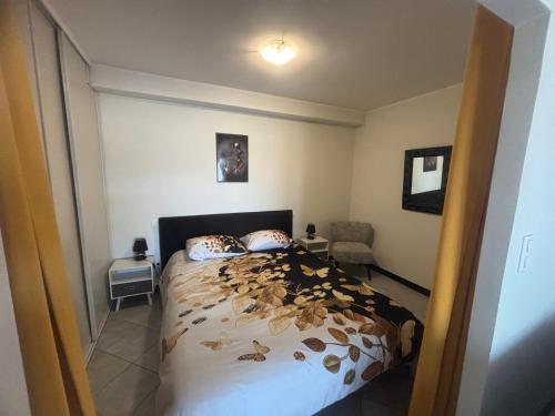 Ένα ή περισσότερα κρεβάτια σε δωμάτιο στο Appartement F2 dessous de villa