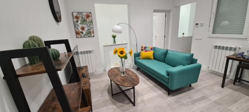 Seasonal Living Cozy Stay