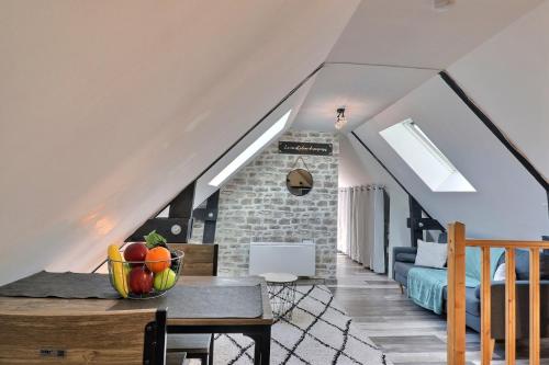 Cette chambre comprend une table avec un bol de fruits. dans l'établissement Les Apparts du Pont Vert - lit double - WiFi - tout inclus - 4, à Troyes