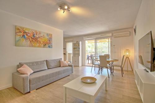 un salon avec un canapé et une table dans l'établissement T3 Douillet avec grande terrasse, à Hyères