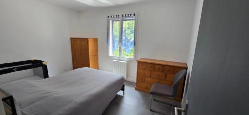 une chambre avec un lit, une commode et une fenêtre dans l'établissement Spacieux T3 independent air-conditioned, à Six-Fours-les-Plages