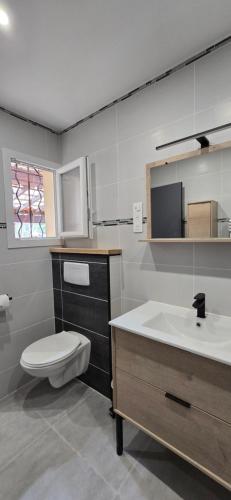 une salle de bain avec toilettes et lavabo dans l'établissement Spacieux T3 independent air-conditioned, à Six-Fours-les-Plages