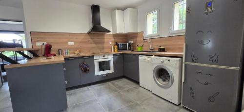 Il comprend une cuisine équipée d'un lave-linge et d'un sèche-linge. dans l'établissement Spacieux T3 independent air-conditioned, à Six-Fours-les-Plages