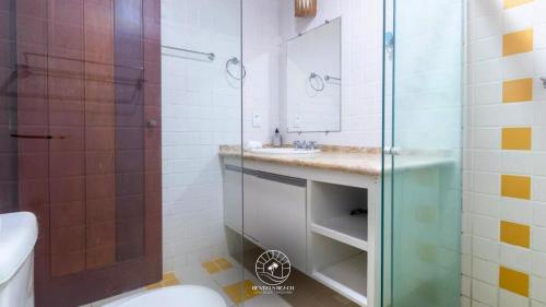 un bagno con doccia, lavandino e WC di Casa na Praia de Mucugê - Arraial D'ajuda - Bahia - 40m da praia - Ar condicionado - vaga de estacionamento - Wifi a Arraial d'Ajuda