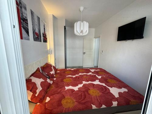 Una cama o camas en una habitación de Apartment close to the beach