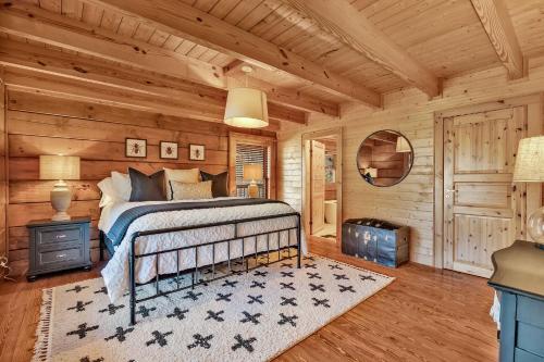 una camera con un letto in una baita di tronchi di Creeks Cabin Luxury Retreat 15 min to Downtown Nashville a Whites Creek