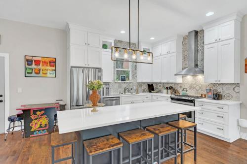 Кухня или мини-кухня в CMA FEST The BlueBelle E Nash Songwriter Stay 3 Bed 3 Bath Hot Tub Fenced Yard 30 or more Days by SkyRun Nashville
