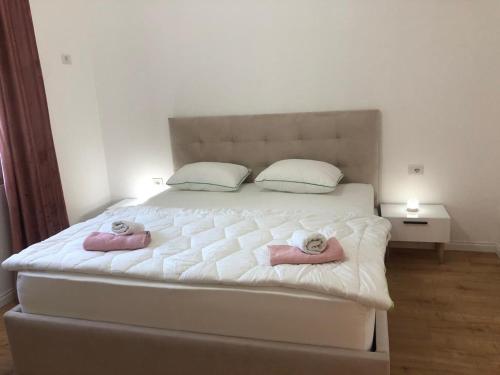 ein Schlafzimmer mit einem Bett mit zwei Handtüchern darauf in der Unterkunft City & Canyon - Modern Comfort in Çorovodë