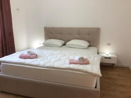 ein Schlafzimmer mit einem Bett mit zwei Teddybären darauf in der Unterkunft City & Canyon - Modern Comfort in Çorovodë