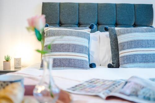 コベントリーにあるParadise Oasis - 2Bed Gem, Free Parking & Netflix, Near Centreのベッド(枕付)、テーブル(本付)