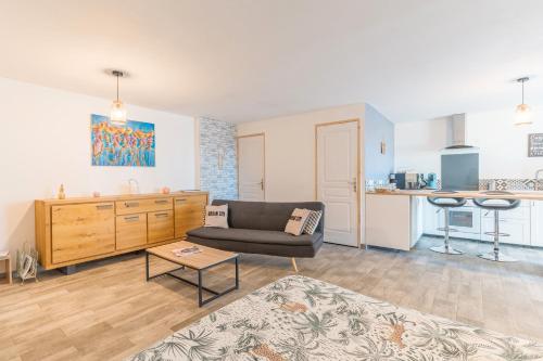 un salon avec un canapé et une cuisine dans l'établissement Au pied de la Sainte Victoire, à Puyloubier