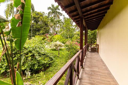 a wooden walkway leading to a garden at Portales del Tayrona Garden Hotel in Calabazo