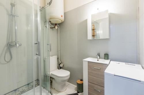 un bagno con wc, doccia e lavandino di Studio GIGI 50 m mer climatisation plein centre a Palavas-les-Flots