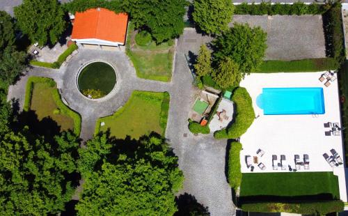 an aerial view of a yard with a pool at Casinhas das Tílias in Seia