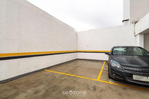 a car parked in a parking lot in a garage at Lindo Apartamento em Itajaí CTP1103 in Itajaí