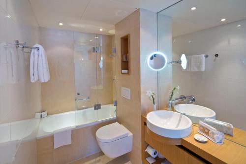 Uma casa de banho em Hotel Maximilian - Stadthaus Penz