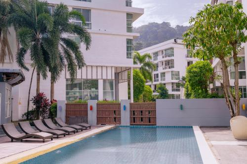 ein Schwimmbad vor einem Gebäude in der Unterkunft The Kris 2 Bedrooms 2 Bathrooms Apartment in Patong Beach