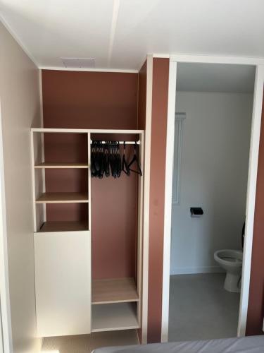 Cette chambre dispose d'un placard et de toilettes. dans l'établissement Mobile-home premium azur Camping les vignes, à Lit-et-Mixe