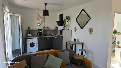 un salon avec un canapé et une cuisine dans l'établissement Le soleil de l'estaque, à Marseille