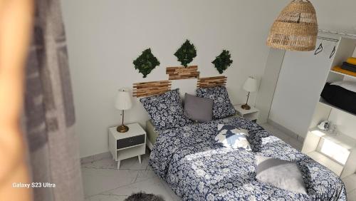 una camera da letto con un letto e due piante sul muro di Le soleil de l'estaque a Marsiglia