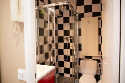 une salle de bain avec toilettes et lavabo dans l'établissement Charming Moulin Rouge Studio, à Paris