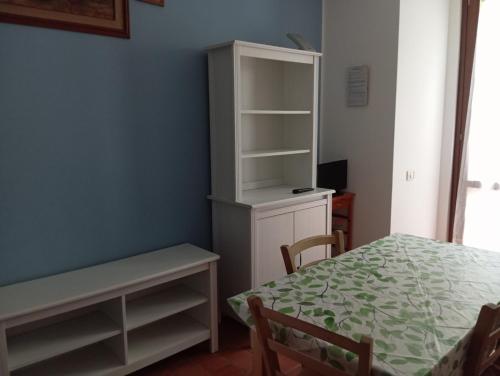 a room with a table and a shelf and a table and chair at Agriturismo Camera dei ladri in Marsiliana