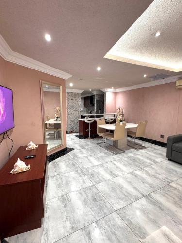 een grote kamer met een tafel en stoelen en een televisie bij Accommodation Front - Spectacular 2 Bedroom with Canal Views Near Ushaka in Durban