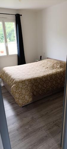 une chambre avec un lit et une fenêtre dans l'établissement Maison au calme à la campagne, à Tarasteix