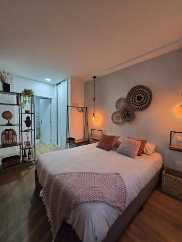 een slaapkamer met een groot bed in een kamer bij Cantinho Averomar in Póvoa de Varzim